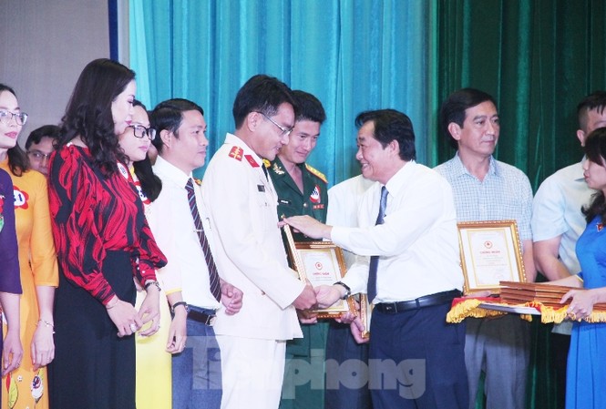 Đối phó tin xấu, độc bằng cách ‘lấy cái đẹp dẹp cái xấu’ Đối phó tin xấu, độc bằng cách ‘lấy cái đẹp dẹp cái xấu’