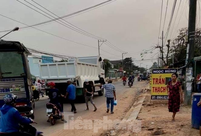 Xe ben mới mua chưa biển số cán chết người trên đường về nhà Xe ben mới mua chưa biển số cán chết người trên đường về nhà