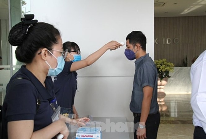 Bình Dương bác tin đồn 2 người chết, công nhân đình công do virus corona Đo thân nhiệt trước khi vào phòng làm việc