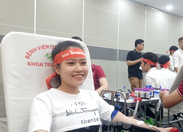 Nụ cười ‘tỏa nắng’ của các bạn trẻ tại ngày hội hiến máu Chủ nhật đỏ Nụ cười ‘tỏa nắng’ của các bạn trẻ tại ngày hội hiến máu Chủ nhật đỏ