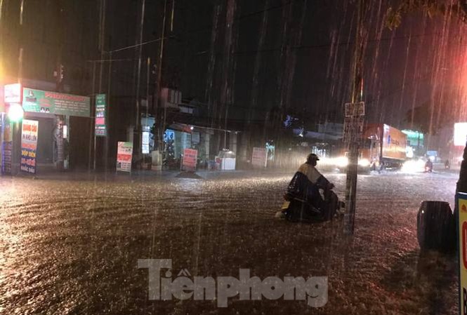 Mưa lớn, nhiều đường phố ở Bình Dương biến thành ‘sông’ Mưa lớn, nhiều đường phố ở Bình Dương biến thành ‘sông’