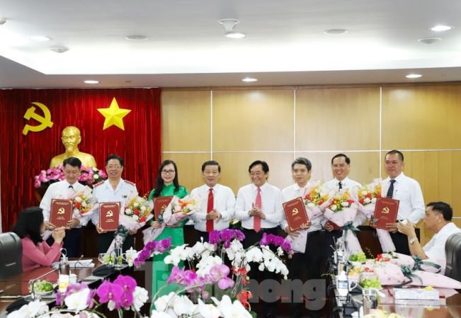 Bình Dương trao các quyết định về công tác cán bộ Bình Dương trao các quyết định về công tác cán bộ