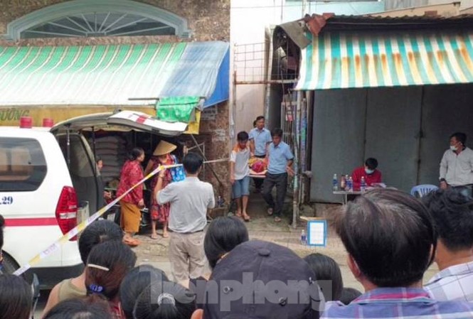 Phát hiện người đàn ông tử vong lõa thể trong phòng trọ Sau khi khám nghiệm tử thi, thi thể nạn nhân được đưa về nhà xác