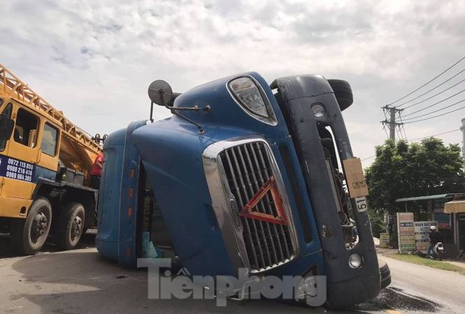 Container chở hàng chục tấn hàng ‘nằm lăn’ giữa đường khi đang lưu thông Container chở hàng chục tấn hàng ‘nằm lăn’ giữa đường khi đang lưu thông