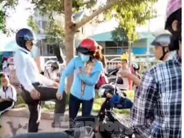 Người đàn ông ra tay tàn bạo với phụ nữ giữa đường chỉ bị phạt gần 3 triệu đồng Người đàn ông ra tay tàn bạo với phụ nữ giữa đường chỉ bị phạt gần 3 triệu đồng
