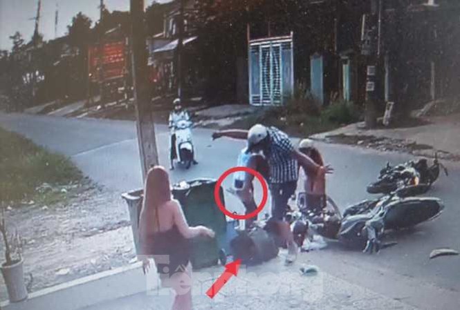 Dân mạng tìm đến tận nhà kẻ đạp liên tiếp vào đầu cô gái sau tai nạn giao thông Thanh niên đánh cô gái sau tai nạn khiến cộng đồng mạng phẫn nộ tìm đến tận nhà