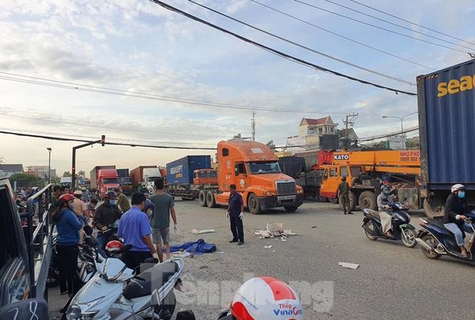 Xe container cán chết người giữa ngã tư rồi bỏ chạy Xe container cán chết người giữa ngã tư rồi bỏ chạy