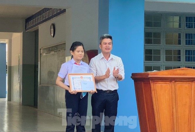 Nữ sinh Bình Dương không tham vàng rơi Nữ sinh Bình Dương không tham vàng rơi