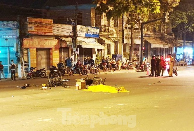 Xe máy vượt đèn đỏ gây tai nạn làm 5 người thương vong Xe máy vượt đèn đỏ gây tai nạn làm 5 người thương vong