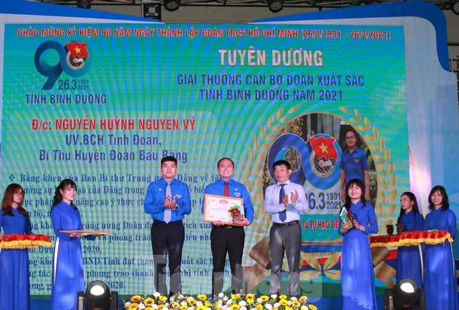 Tuyên dương, khen thưởng tập thể và cá nhân xuất sắc trong công tác Đoàn, Hội, Đội Tuyên dương, khen thưởng tập thể và cá nhân xuất sắc trong công tác Đoàn, Hội, Đội