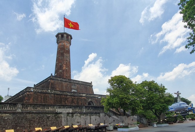 Cột cờ Hà Nội, những điều không phải ai cũng biết Kỳ đài có cấu trúc gồm 3 tầng đế và một tòa tháp, các tầng đế có hình chóp vuông cụt, diện tích nhỏ dần và được xếp chồng lên nhau theo thứ tự nhỏ dần (ảnh chụp từ khuôn viên Bảo tàng lịch sử quân sự Việt Nam) Ảnh: Đức Anh
