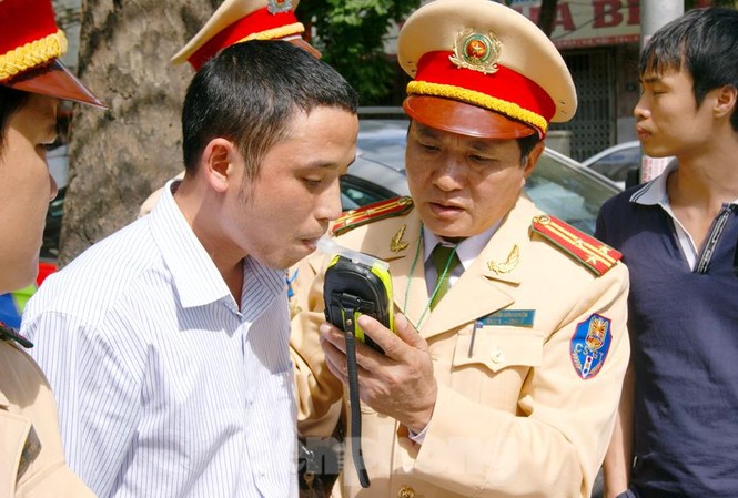 Chi tiết mức phạt với lái xe, lái tàu khi uống rượu bia Từ nay, tài xế dù sử dụng 1 chút rượu, bia cũng bị phạt rất nặng.