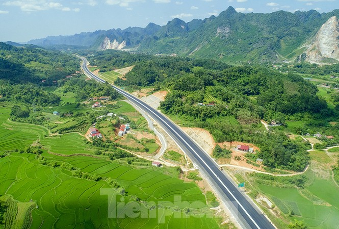 Chính thức công bố điều kiện kêu gọi nhà đầu tư 8 đoạn BOT cao tốc Bắc - Nam Một số điều kiện với nhà đầu tư trong nước tham gia đấu thầu đầu tư 8 đoạn cao tốc Bắc - Nam được giảm so với chào thầu quốc tế trước đó.