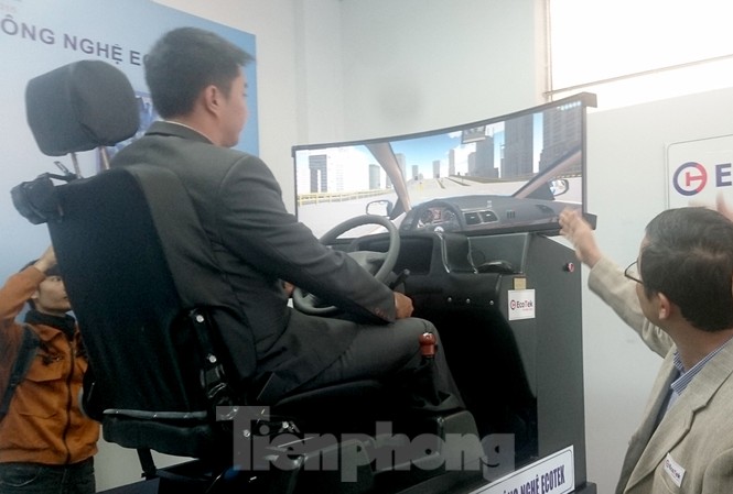 Lùi dạy và thi lái ô tô bằng phần mềm mô phỏng thêm 1 năm Thiết bị cài đặt phần mềm mô phỏng các tình huống giao thông sẽ được áp dụng trong học và thi bằng lái xe thời gian tới. Ảnh: Phạm Thanh.
