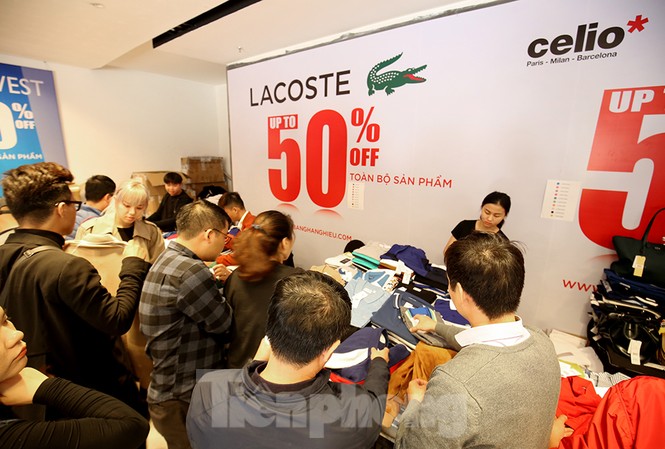 Dân văn phòng Hà Nội đổ xô săn giảm giá Black Friday Dân văn phòng Hà Nội đổ xô săn giảm giá Black Friday