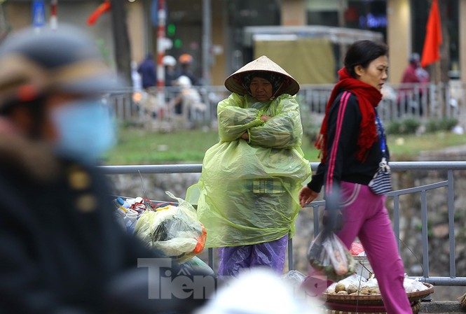 Người dân Hà Nội run run ngoài phố lạnh mùa Đông Người dân Hà Nội run run ngoài phố lạnh mùa Đông