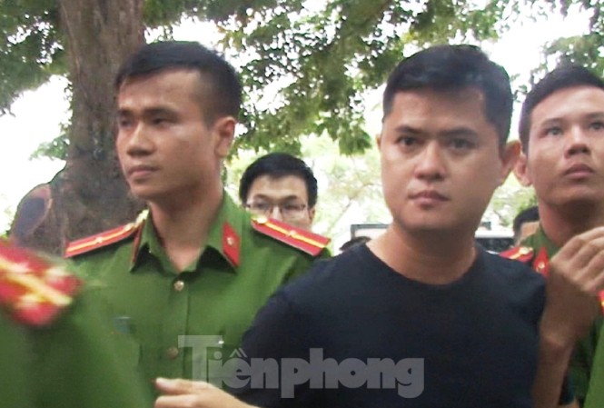 Công an thông tin vụ bác sĩ hiếp dâm, đánh đập nữ nhân viên trong giờ làm việc Công an bắt tạm giam bác sĩ Lê Quang Huy Phương về hành vi hiếp dâm và cố ý gây thương tích