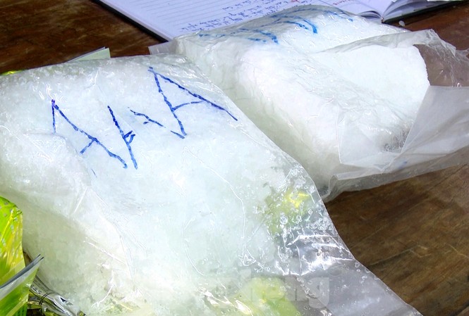 CLIP: Biên phòng tiếp nhận gần 8kg nghi ma túy đá dạt từ biển vào Gần 8kg gói bột trắng nghi ma túy đá trôi dạt từ biển vào được lực lượng biên phòng TT-Huế tiếp nhận, tạm giữ phục vụ công tác xác minh, điều tra