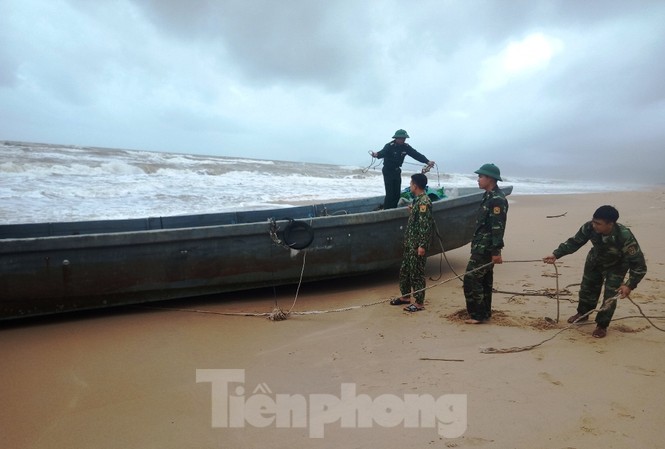 Lại phát hiện thuyền bí ẩn không người dạt vào vùng biển Lăng Cô Tàu thuyền không có người lại dạt vào vùng bờ biển Lăng Cô, TT-Huế.