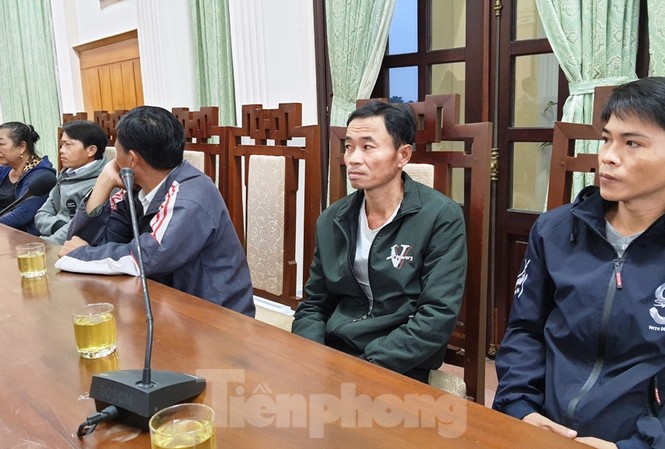 Nóng lòng tìm kiếm người mất tích, giai đoạn 4 ở Rào Trăng 3 khó khăn thế nào? Người nhà nạn nhân sạt lở tại Rào Trăng 3 mong sớm tìm được người thân mất tích, đưa về với gia đình.