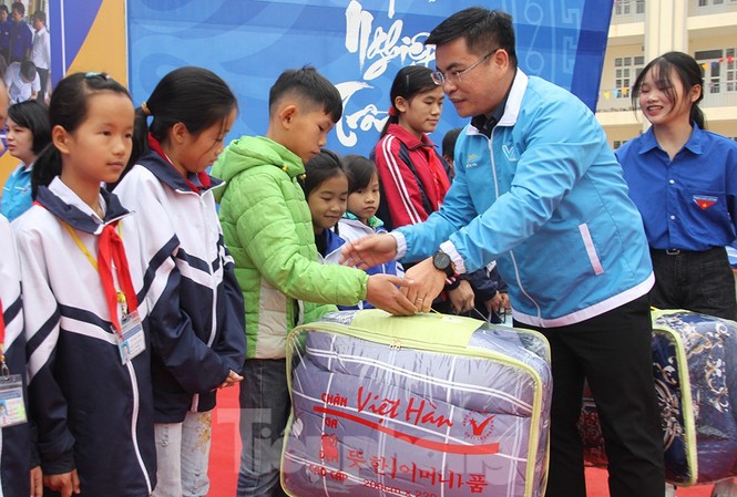 Thanh niên Bắc Giang đồng hành cùng thiếu nhi khó khăn trong mùa Đông và mùa Xuân Anh Nguyễn Hữu Thống, Phó Chủ tịch Thường trực Hội LHTN tỉnh Bắc Giang tặng quà cho thiếu nhi khó khăn