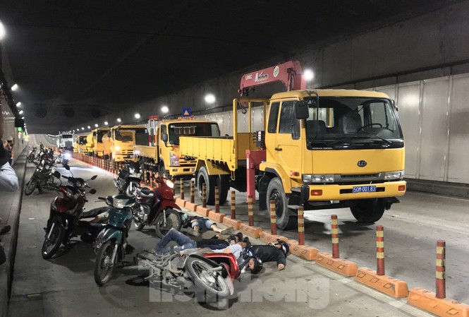 Diễn tập tai nạn liên hoàn giữa 5 ô tô và 30 xe máy trong hầm Thủ Thiêm Diễn tập tai nạn liên hoàn giữa 5 ô tô và 30 xe máy trong hầm Thủ Thiêm
