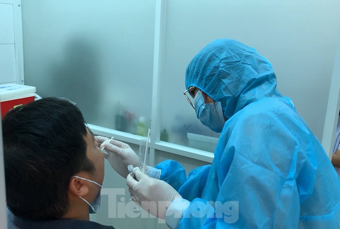 Đã có 32.000 người rời Đà Nẵng về TPHCM từ ngày 1/7 Nhân viên y tế lấy mẫu xét nghiệm cho người về từ Đà Nẵng.