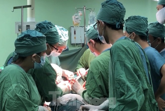 Thông tin mới nhất về thanh niên bị thanh gỗ 'từ trên trời' đâm xuyên người Các bác sỹ thực hiện kíp mổ cho bệnh nhân Phạm Văn T. Ảnh: T.U