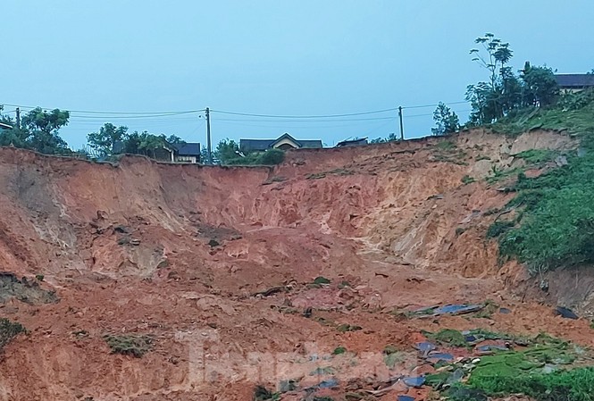 Quảng Ngãi: Tiếp tục sạt lở núi, khẩn cấp di dời người dân đến nơi an toàn Sạt lở núi tại Khu tái định cư A Nhoi 2, xã Sơn Long, huyện Sơn Tây, tỉnh Quảng Ngãi. Ảnh: Đ.T.V
