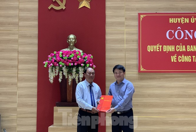Quảng Ngãi: Huyện đảo Lý Sơn có tân Bí thư Huyện ủy Ông Đặng Ngọc Huy, Phó Bí thư Tỉnh ủy Quảng Ngãi (phải), trao quyết định chuẩn y chức danh Bí thư Huyện ủy Lý Sơn cho ông Nguyễn Quốc Việt. Ảnh: Nguyễn Ngọc
