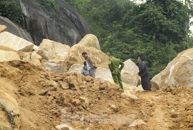 Cận cảnh núi Hòn Chà bị 'băm vằm' trái phép Núi Hòn Chà bị “băm vằm” trái phép. Ảnh: Trương Định