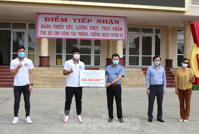 Quang Hải, Văn Hậu, Đức Chinh.... hỗ trợ Đà Nẵng 300 triệu chống COVID-19 Các tuyển thủ Quốc Gia gồm Quang Hải, Văn Hậu, Hà Đức Chinh, Bùi Tiến Dũng, Bùi Tiến Dụng và một số người bạn vừa ủng hộ 300 triệu đồng để hỗ trợ Đà Nẵng phòng, chống dịch COVID - 19. Ảnh: Giang Thanh