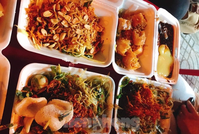 6 người nghi ngộ độc do ăn bánh tráng trộn trước cổng trường học 6 người lần lượt nhập viện với các biểu hiện nghi ngộ độc thực phẩm như sốt, nôn, đau bụng... sau khi ăn bánh tráng trộn tại một quán hàng rong trên địa bàn quận Hải Châu (Đà Nẵng)