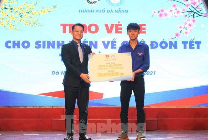 Thành Đoàn Đà Nẵng tặng 300 vé xe Tết cho sinh viên Trong dịp Tết Nguyên Đán Tân Sửu, Thành Đoàn Đà Nẵng tặng 300 vé xe để các bạn đoàn viên, thanh niên và sinh viên về quê đón Tết