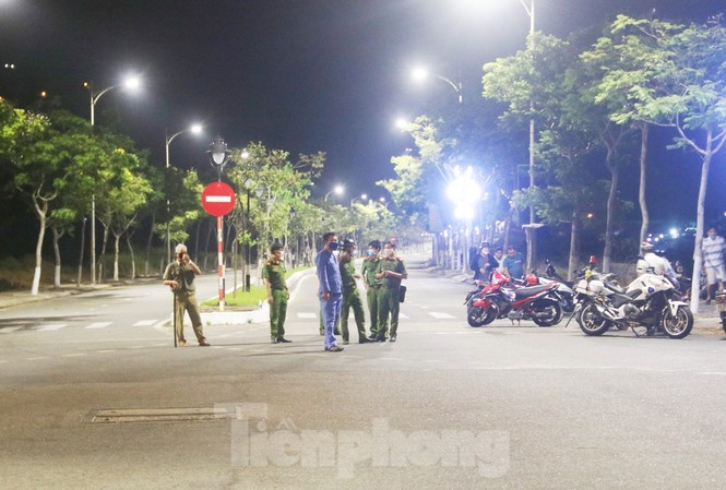 Nhiều vần thơ cảm động tặng hai chiến sĩ công an hi sinh khi làm nhiệm vụ Công an TP Đà Nẵng phong toả hiện trường nơi 2 chiến sĩ hi sinh khi làm nhiệm vụ vào tối 2/4. Ảnh: Nguyễn Thành