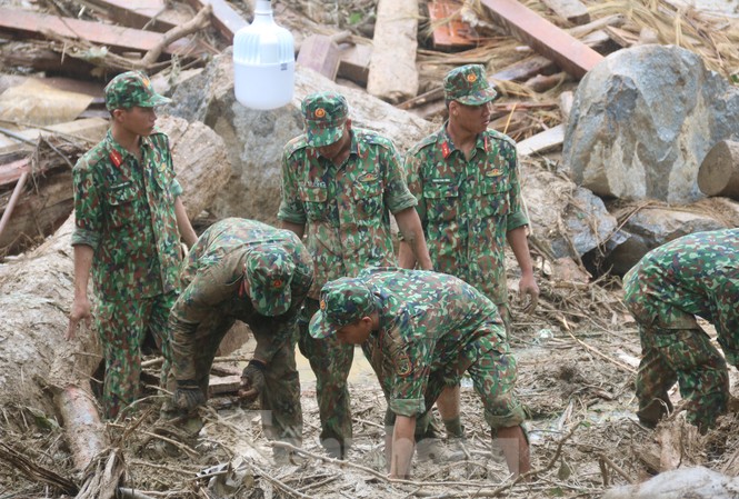 Trong thiên tai, dịch bệnh hình ảnh Bộ đội Cụ Hồ thêm ngời sáng Cán bộ chiến sĩ quân khu 5 tìm kiếm người mất tích tại Trà Leng, Nam Trà My, Quảng Nam. Ảnh: Nguyễn Thành