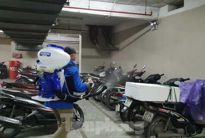 Cận cảnh phun thuốc phòng dịch virus corona ở chung cư Hà Nội Công nhân phun thuốc khử khuẩn tại khu vực để xe