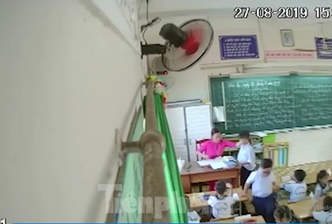 Tranh cãi chuyện phụ huynh lén đặt camera quay cảnh cô giáo đánh học sinh Hình ảnh cô giáo H đánh học sinh bị phụ huynh đặt camera quay lại