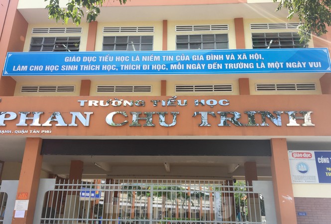 Tiếp tục đình chỉ 30 ngày cô giáo đánh trẻ bị phụ huynh đặt camera quay được Trường Tiểu học Phan Chu Trinh nơi xảy ra vụ việc