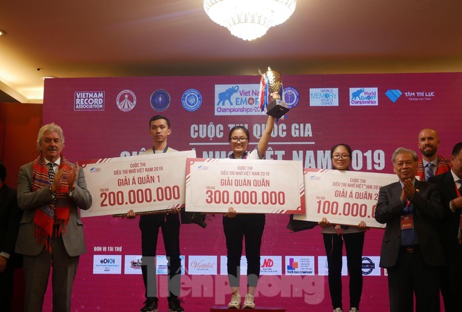 Hai chị em ruột vô địch Siêu trí nhớ Việt Nam, giành quyền dự thi thế giới Hai chị em Thu Hiền (Á quân) và Phương Trinh (Quán quân) cuộc thi Siêu trí nhớ Việt Nam