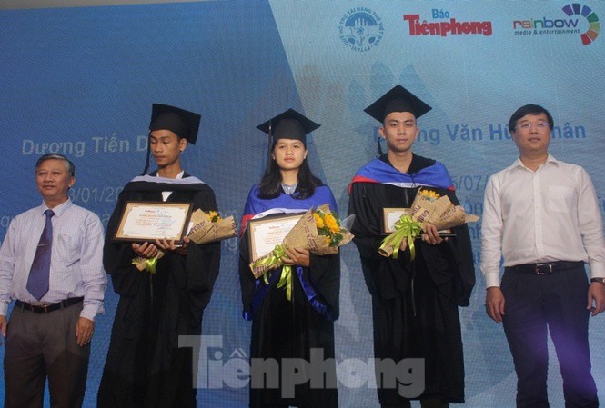 Khởi động chương trình học bổng 'Nâng bước thủ khoa 2019' Ông Đặng Mạnh Trung, Vụ trưởng, Trưởng Cơ quan Thường trực Ban Tuyên giáo T.Ư tại TPHCM và anh Lê Quốc Phong, Bí thư Thứ nhất T.Ư Đoàn TNCS HCM trao học bổng Nâng bước thủ khoa cho sinh viên năm 2018