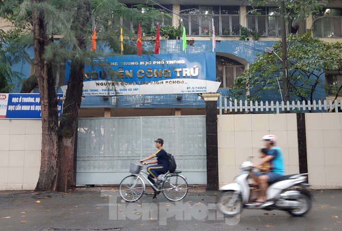 Phê bình lãnh đạo trường THPT Nguyễn Công Trứ vụ giáo viên bị tố sửa điểm Trường THPT Nguyễn Công Trứ, TPHCM nơi xảy ra vụ việc