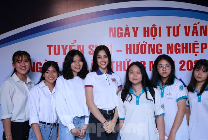 Ba trường đại học hàng đầu TPHCM thêm phương thức xét tuyển Hoa hậu Việt Nam Tiểu Vy hào hứng tham gia Ngày hội Mở, tư vấn ngành học cho các em học sinh lớp 12