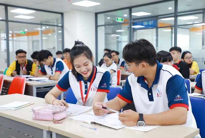 Nghỉ học quá 3 buổi, sinh viên bị trường gọi điện báo phụ huynh Sinh viên trường ĐH Kinh tế Tài chính TPHCM nếu nghỉ học quá 3 buổi, sẽ bị trường gọi điện báo phụ huynh