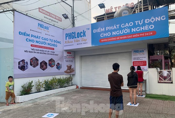 ‘Máy ATM’ phát gạo miễn phí cho người nghèo ở Sài Gòn “Độc, lạ” máy ATM phát gạo miễn phí cho người nghèo giữa mùa dịch COVID-19