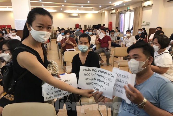 Phụ huynh trường Việt Úc 'sốc' trước bảng học phí được giảm 70% của trường Phụ huynh đến trường phản đối chính sách của VAS ngày 5/5