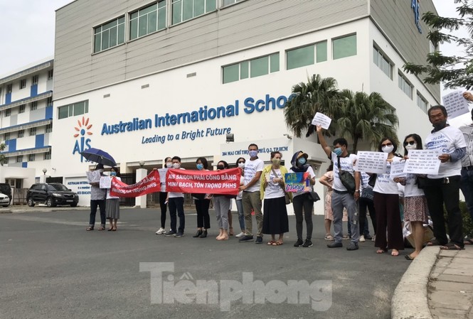 Thêm trường quốc tế bị phụ huynh phản đối thu học phí mùa dịch Phụ huynh trường AIS Saigon đứng trước trường phản đối học phí