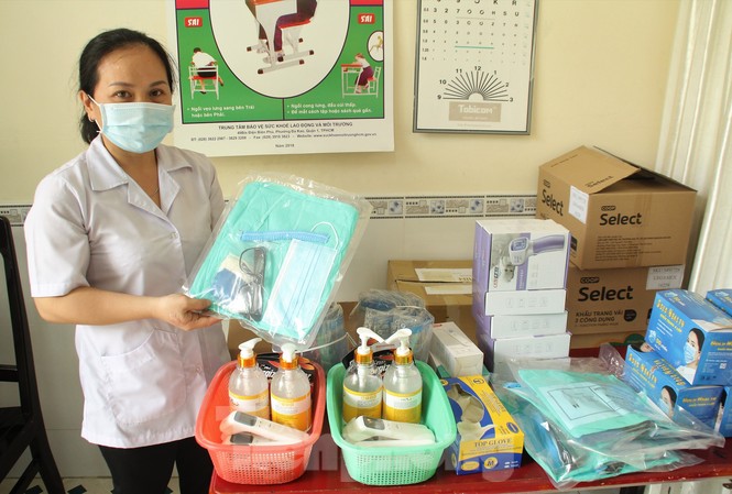 115 điểm thi tốt nghiệp THPT tại TPHCM được chuẩn bị ra sao? Nhân viên y tế của Trường THPT Nguyễn Du, quận 10 kiểm tra các trang thiết bị y tế phục vụ cho kỳ thi