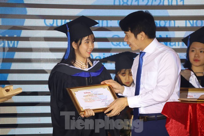Khởi động Chương trình 'Nâng bước thủ khoa 2020' Anh Nguyễn Ngọc Lương, Bí thư Trung ương Đoàn trao tặng học bổng cho sinh viên
