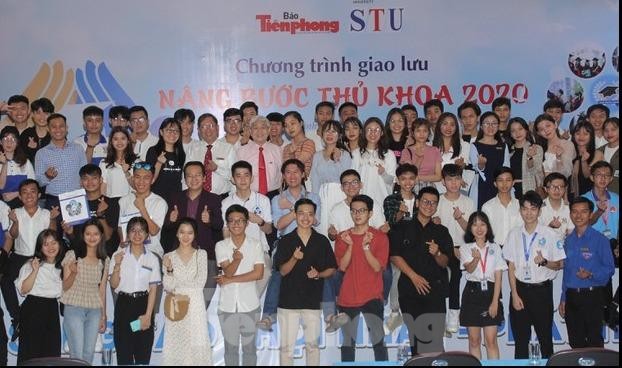 Báo Tiền Phong vinh danh và trao học bổng 'Nâng bước thủ khoa 2020' Các tân thủ khoa nhận học bổng giao lưu tại Trường ĐH Công nghệ Sài Gòn